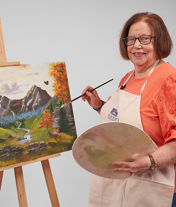 task5 A woman holding a painting and a brush.