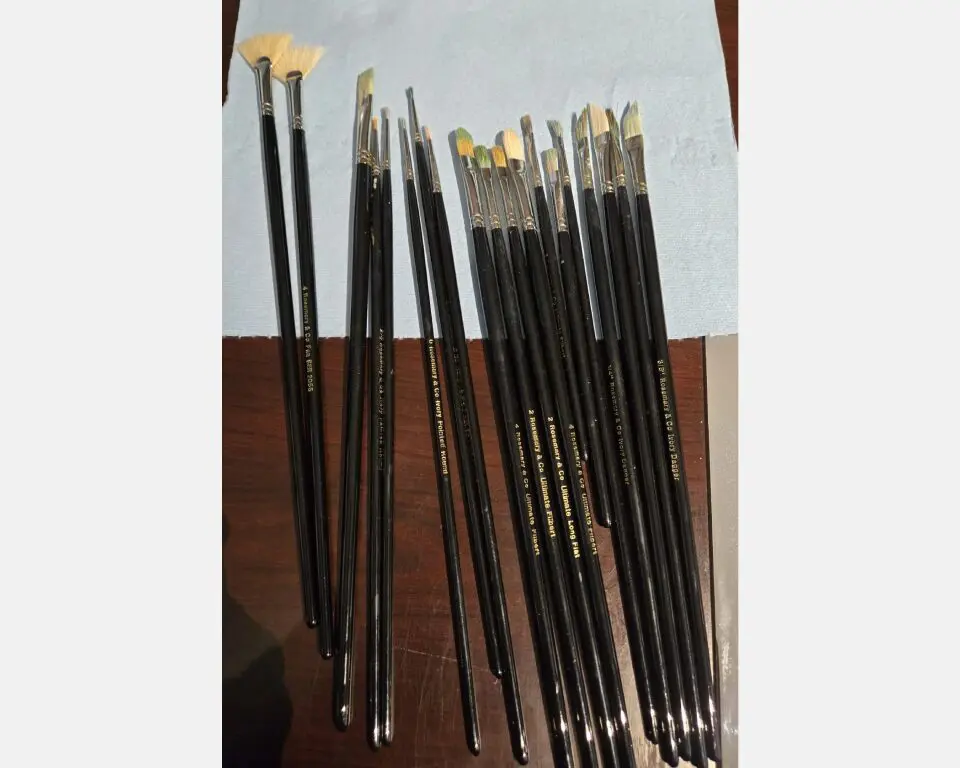 A table with many different brushes on it